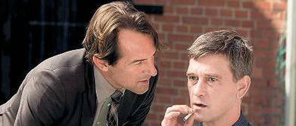 An die Substanz.  Radek (Hans-W. Meyer, li.) will von Lehmann (Peter Schneider) wissen, wo er die Opfer begraben hat.