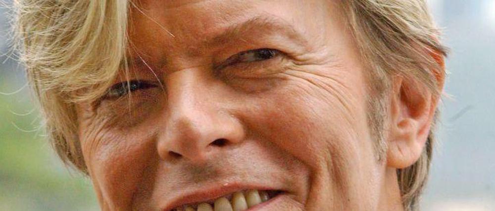 Bald soll "Der Mann, der vom Himmel fiel" auf dem Broadway aufgeführt werden. Während Ivo van Hove die Regie führt, ist David Bowie für die Musik verpflichtet worden.