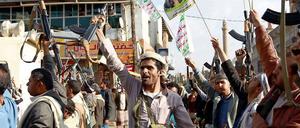 Kämpfer, die mit den Houthi-Rebellen sympathisieren, demonstrieren am Donnerstag in der Hauptstadt Sanaa ihre Stärke.