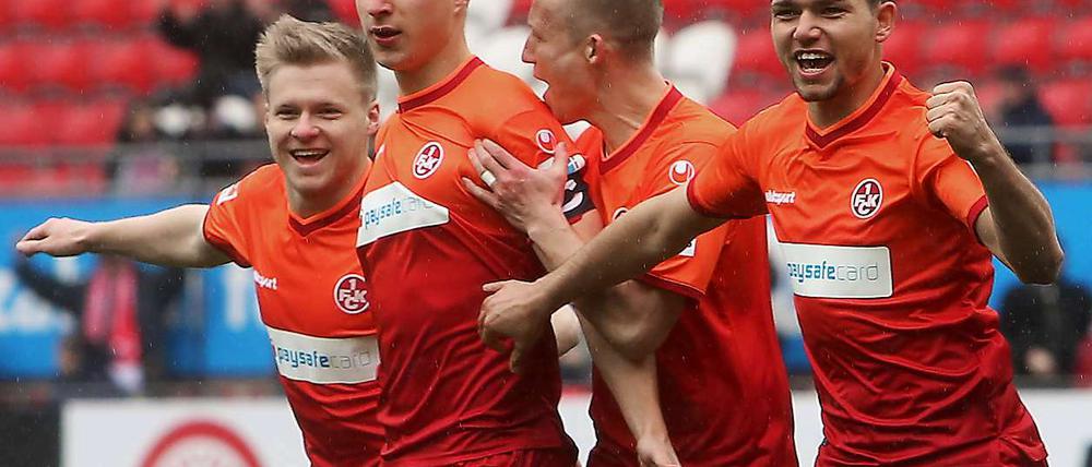 Kaiserslauterns Willi Orban (2.v.l) jubelt nach seinem Treffer zum 1:0 zusammen mit seinen Mitspielern.
