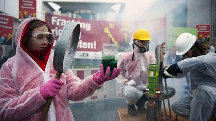 Der Protest der Umweltgruppen - hier eine Aktion von Greenpeace, Campact und Robin Wood vor dem Kanzleramt am Mittwoch - ist kreativ und läuft ins Leere.