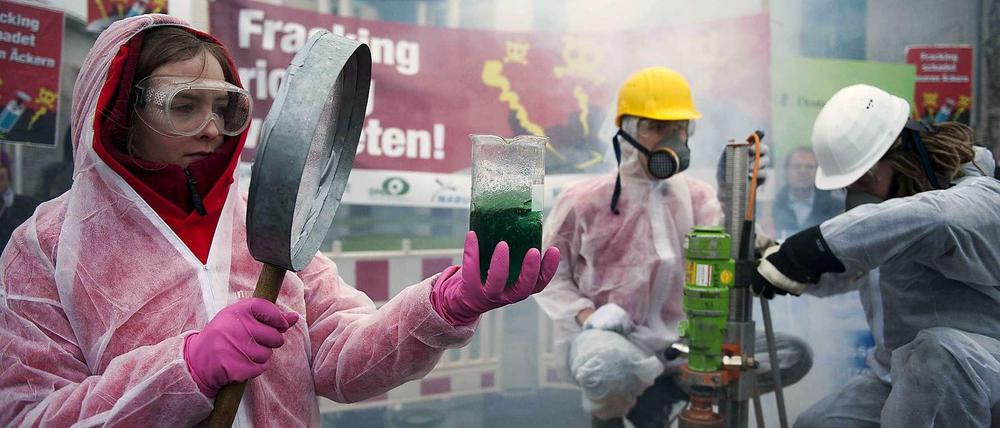 Der Protest der Umweltgruppen - hier eine Aktion von Greenpeace, Campact und Robin Wood vor dem Kanzleramt am Mittwoch - ist kreativ und läuft ins Leere.