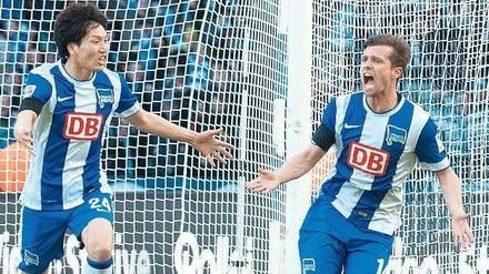 Seltene Freude. Valentin Stocker (rechts, mit Genki Haraguchi) bejubelt das 1:0 gegen den SC Paderborn. Für den Schweizer war es im 19. Spiel für Hertha BSC das erste Bundesligator. Einen besseren Zeitpunkt hätte es kaum geben können. Foto: dpa