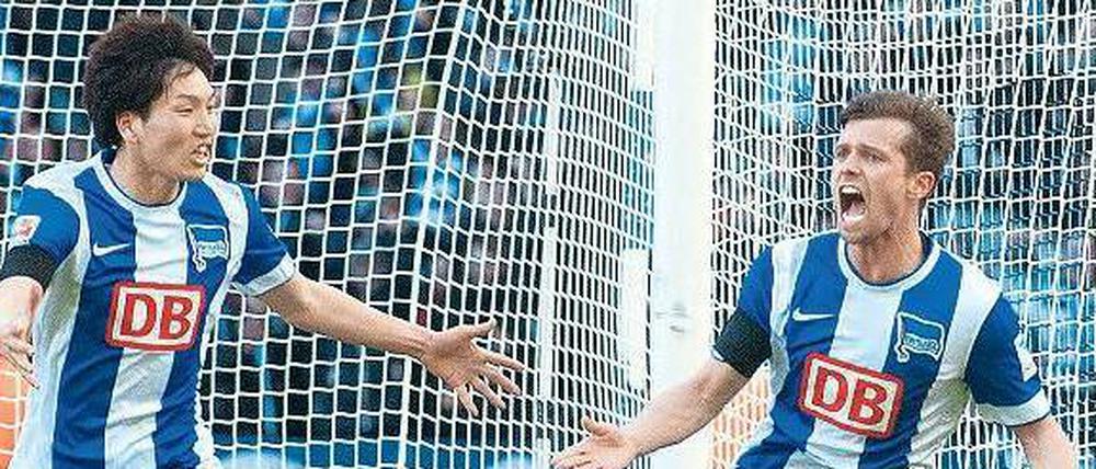 Seltene Freude. Valentin Stocker (rechts, mit Genki Haraguchi) bejubelt das 1:0 gegen den SC Paderborn. Für den Schweizer war es im 19. Spiel für Hertha BSC das erste Bundesligator. Einen besseren Zeitpunkt hätte es kaum geben können. Foto: dpa