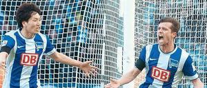 Seltene Freude. Valentin Stocker (rechts, mit Genki Haraguchi) bejubelt das 1:0 gegen den SC Paderborn. Für den Schweizer war es im 19. Spiel für Hertha BSC das erste Bundesligator. Einen besseren Zeitpunkt hätte es kaum geben können. Foto: dpa