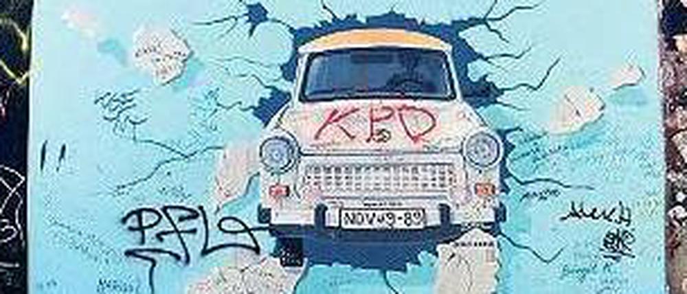 Dreh, Trabi, dreh. In die neu aufgestellte Mauer soll auch eine City-Toilette integriert werden. 