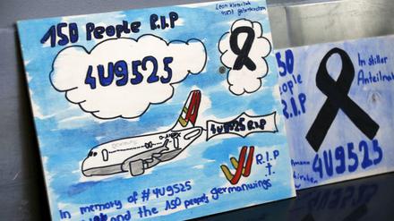 Bilder zur Erinnerung an die Opfer des Absturzes von Flug 4U9525 am Flughafen Düsseldorf
