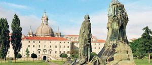 Sancti Ignatii Basilica in Loyola, eingeweiht 1738 zu Ehren des heiligen Ignatius, Begründer des Jesuitenordens. Davor ein Loyola-Denkmal des Bildhauers Jorge Oteiza.