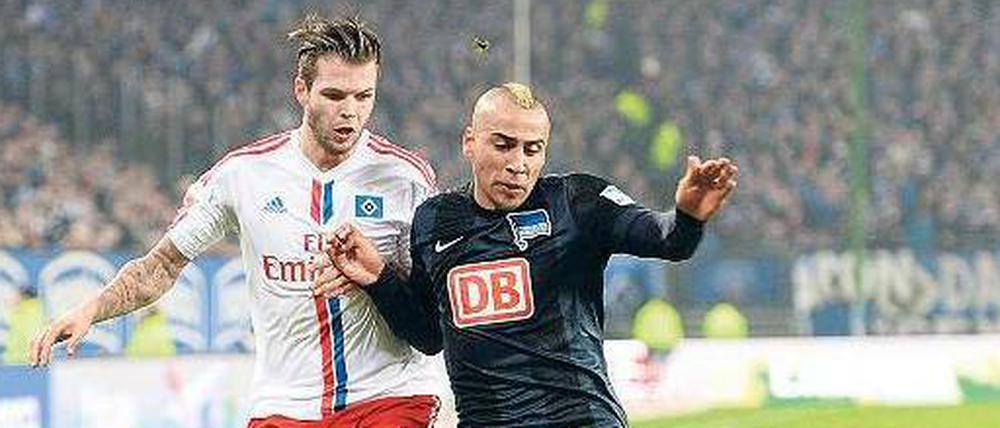 Ellbogen ausfahren. Änis Ben-Hatira (r.) ahnte wohl bereits, was in Berlin auf ihn zukommt.