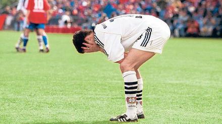 Bayer’s Law. Michael Ballack schoss beim 0:2 in Unterhaching ein Eigentor – Leverkusen verlor den Titel im Jahr 2000 noch. Foto: Imago
