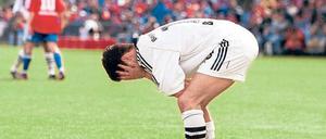 Bayer’s Law. Michael Ballack schoss beim 0:2 in Unterhaching ein Eigentor – Leverkusen verlor den Titel im Jahr 2000 noch. Foto: Imago