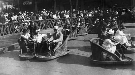 Der "Eiserne See" im Lunapark gilt als Vorläufer des heutigen Autoskooters.