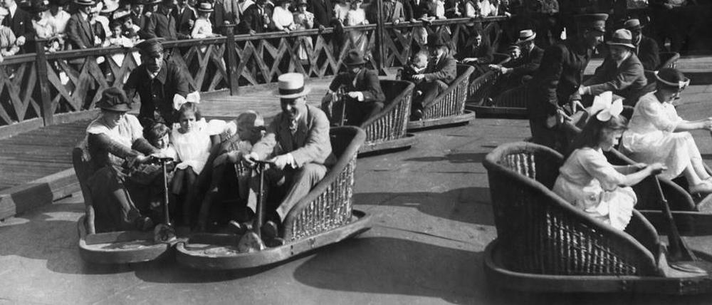 Der "Eiserne See" im Lunapark gilt als Vorläufer des heutigen Autoskooters.