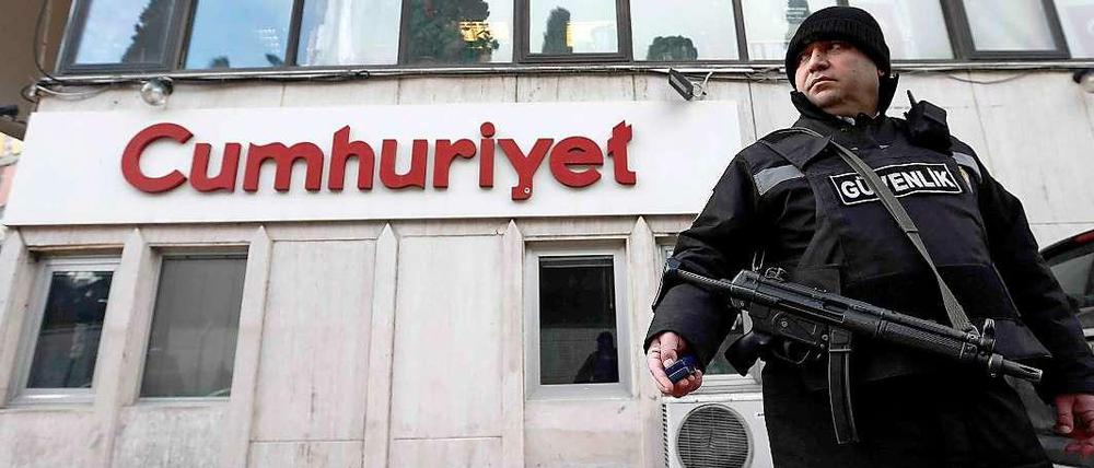 Ein Sicherheitsbeamter vor der Redaktion der Zeitschrift "Cumhuriyet" in der Türkei.