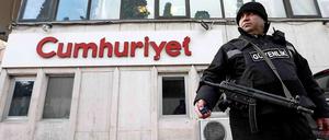 Ein Sicherheitsbeamter vor der Redaktion der Zeitschrift "Cumhuriyet" in der Türkei.