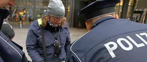 Aufgepasst. Weil es immer mehr Taschendiebstähle gibt, macht die Polizei bei Aktionen auf das Problem aufmerksam.