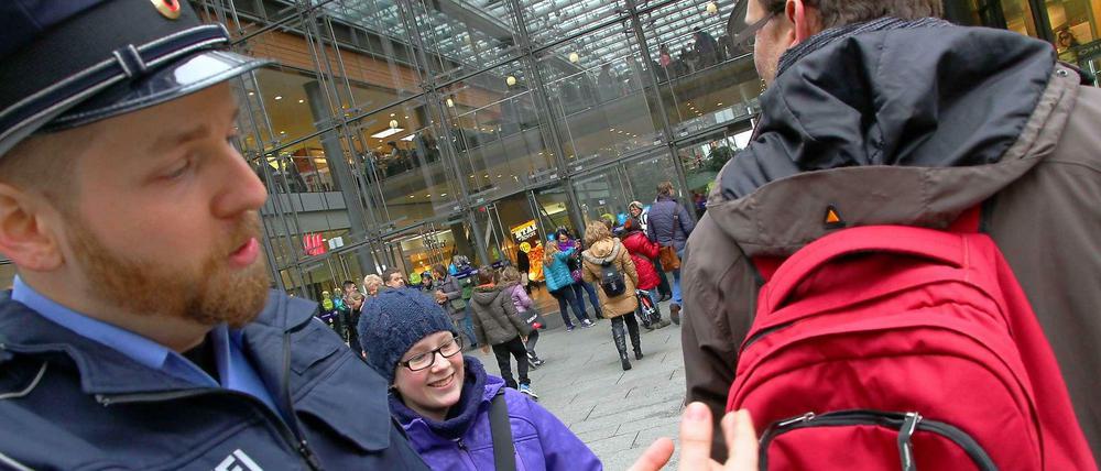 Auch aus locker geschulterten Rucksäcken können Taschendiebe leicht Wertsachen entwenden, wie dieser Polizeibeamte demonstriert.