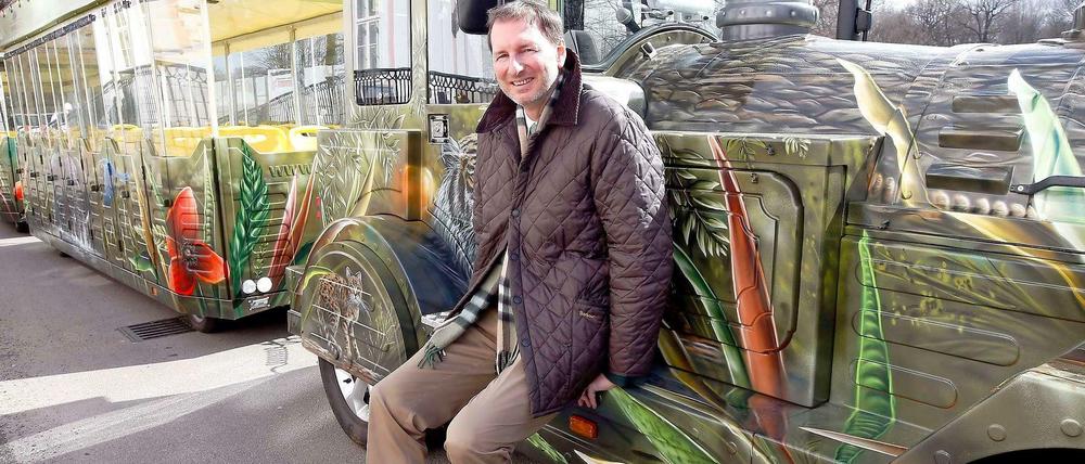 Einsteigen, bitte! Andreas Knieriem präsentiert die neue Tierpark-Bahn – gestaltet von einem Berliner Graffiti-Künstler.