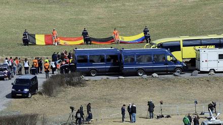 Angehörige gedenken der Opfer des Absturzes von Flug 4U9525 in Südfrankreich.