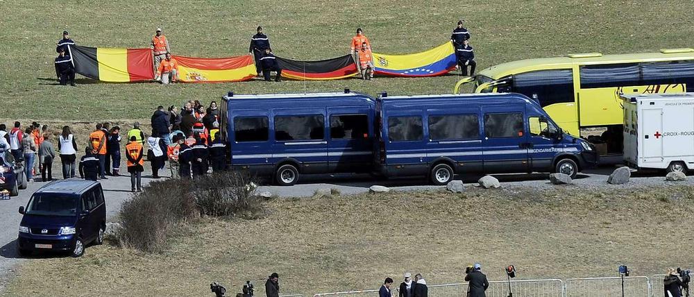 Angehörige gedenken der Opfer des Absturzes von Flug 4U9525 in Südfrankreich.