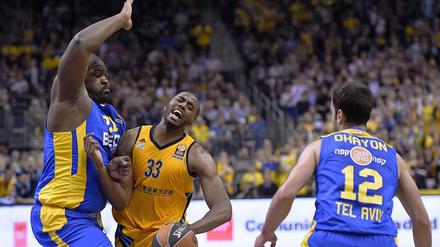 Baby im Weg. Albas Jamel McLean (Mitte) wird von Maccabis Sofoklis Schortsanitis (re.) geblockt.