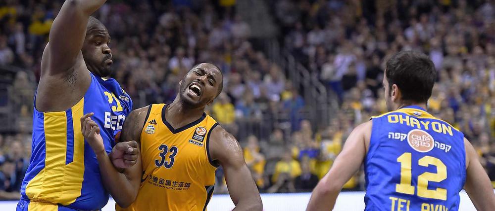 Baby im Weg. Albas Jamel McLean (Mitte) wird von Maccabis Sofoklis Schortsanitis (re.) geblockt.