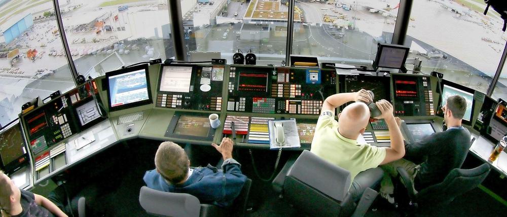 Überblick. Fluglosten haben einen verantwortungsvollen Job. In Frankreich streiken die Beschäftigten für bessere Arbeitsbedingungen. 