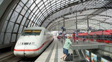 Vorne und hinten am Gleis werden die Wartenden zwar nass, aber die Bahn bleibt dabei: Das Dach bleibt, wie es ist.
