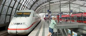 Vorne und hinten am Gleis werden die Wartenden zwar nass, aber die Bahn bleibt dabei: Das Dach bleibt, wie es ist.