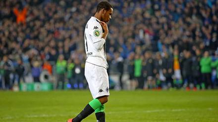 Ibrahima Traore verschoss den entscheidenden Elfmeter gegen Bielefeld und war danach ziemlich einsam.