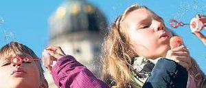 Lospusten. In spätestens drei Tagen soll Seifenblasenwetter sein. Ob es übers nächste Wochenende hält, ist noch nicht sicher – aber die Chancen dafür stehen gut. 