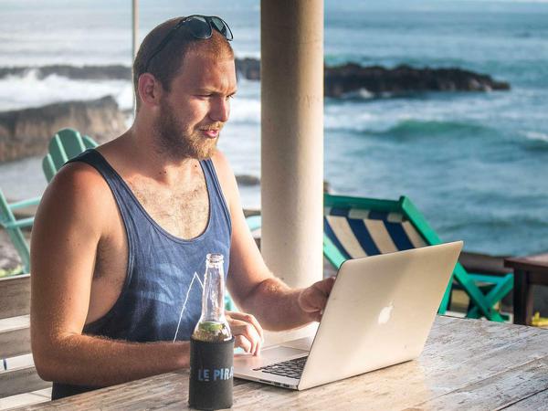 Arbeitsplatz: überall. Sebastian Canaves lebt seit zwei Jahre unterwegs.