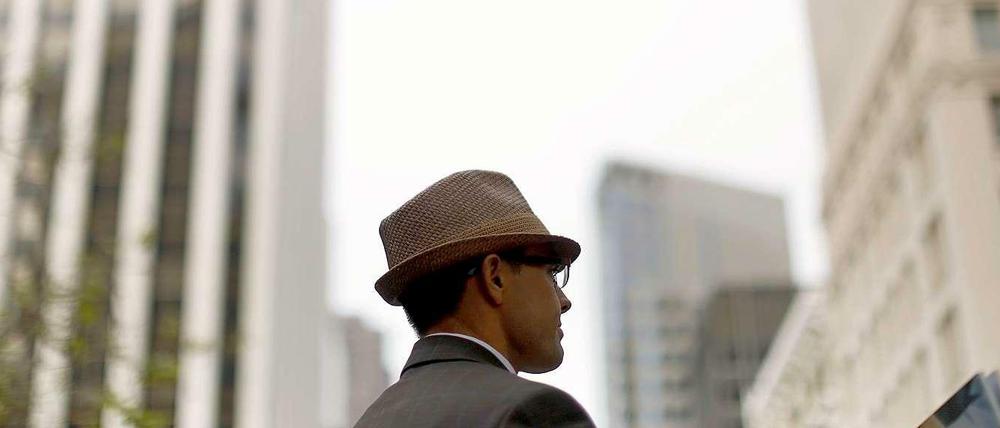 Ein Mann vor der Skyline von San Francisco: Glücklich machen keine eindrucksvollen Hochhausfassaden, sondern kleinteilige, fußgängerfreundliche Viertel.