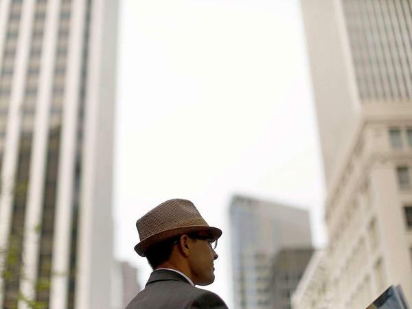 Ein Mann vor der Skyline von San Francisco: Glücklich machen keine eindrucksvollen Hochhausfassaden, sondern kleinteilige, fußgängerfreundliche Viertel.