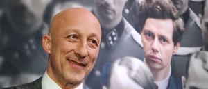 Oliver Hirschbiegel vor dem Filmplakat zu "Elser".