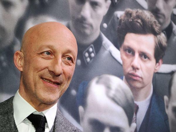 Oliver Hirschbiegel vor dem Filmplakat zu "Elser".