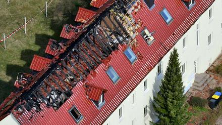 Luftaufnahme von dem durch einen Brandanschlag zerstörten Asylbewerberheim in Tröglitz.