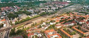 Eisenbahn war gestern. Der langgestreckte frühere Rangier- und Güterbahnhof Pankow war den Anliegern zu seinen Betriebszeiten ein permanentes Ärgernis. Heute geht es auf dem ca. 40 Hektar großen Gelände ruhiger zu.