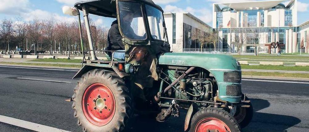 Und was machst du den ganzen Tag? Trecker fahr’n! Michael Gies fällt im Straßenverkehr auf – nicht nur, weil er so langsam fährt. Mit 15 km/h tuckelt er durch Berlin.