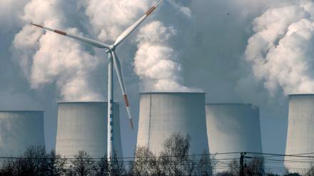 Dampfende Schlote. In Deutschland betreiben vor allem RWE und Vattenfall Kohlekraftwerke.