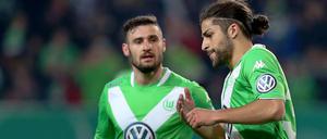 So richtig freuen kann sich Ricardo Rodriguez (r.) nicht, aber letztlich bringt sein Elfmetertor zum 1:0 den VfL Wolfsburg auf die Siegerstraße.