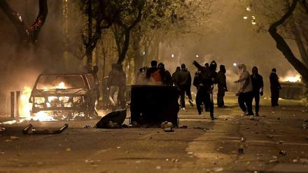 Autonome setzen in Athen Autos in Brand. Die Linksradikalen setzen die Regierung Tsipras immer mehr unter Druck.