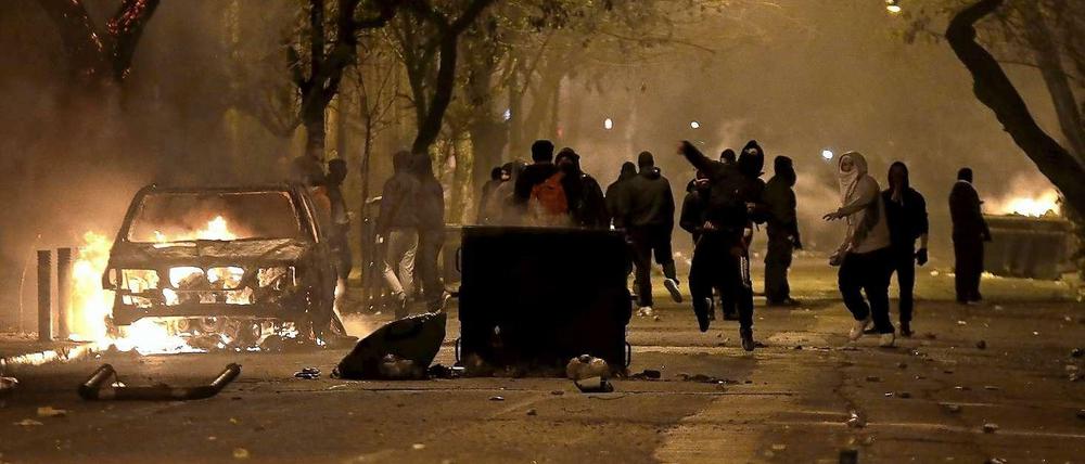 Autonome setzen in Athen Autos in Brand. Die Linksradikalen setzen die Regierung Tsipras immer mehr unter Druck.