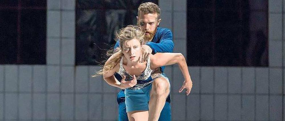 Poesie mit Plastiktüten. Szene aus „Wasteland“ mit Maria Chiara Mezzadri und Erik Johansson.