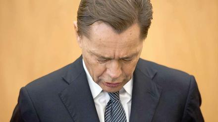 Unter ständiger Aufsicht. Thomas Middelhoff – hier bei einem Prozesstermin im November 2014 in Essen – gilt in der Haft als suizidgefährdet.