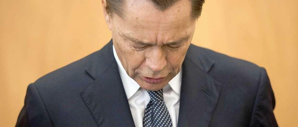 Unter ständiger Aufsicht. Thomas Middelhoff – hier bei einem Prozesstermin im November 2014 in Essen – gilt in der Haft als suizidgefährdet.