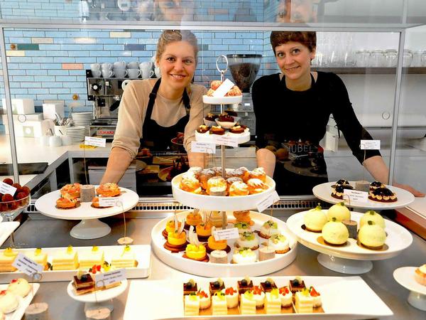 Jubel. Lucie Babinska, 33 (links), und Kai Michels, 34, in ihrem Café.