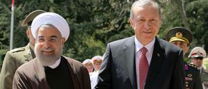 Geben sich die Hand. Hassan Ruhani und Recep Tayyip Erdogan am Dienstag in Teheran.