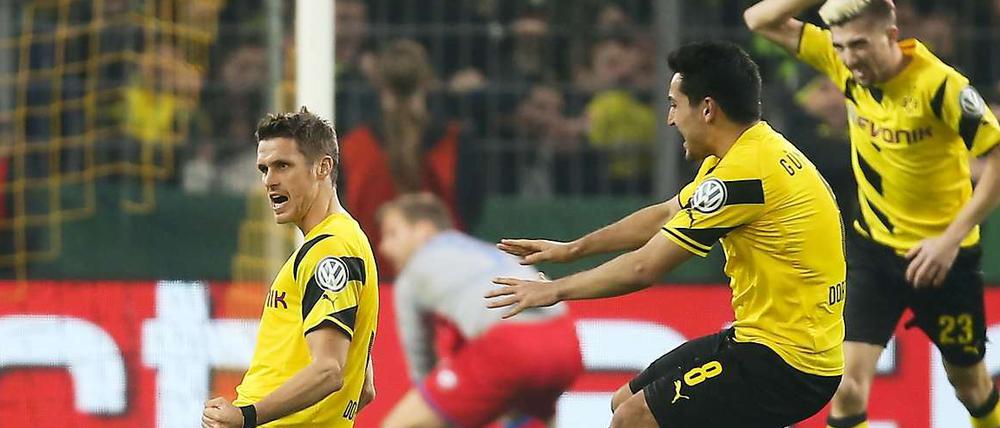 Wie ein Revolverheld. Sebastian Kehl (l.) erlöst Dortmund mit seinem Siegtor.