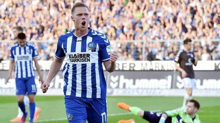 Der Karlsruher Rouwen Hennings bejubelt seinen Treffer zum 2:0. Im Hintergrund liegt der St. Paulis Torwart Robin Himmelmann am Boden.